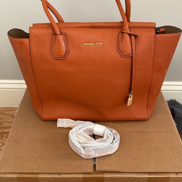 Used-No tag No Box-Michael Kors handbag
Very good condition
Orange, Leather - Picture 10 of 11